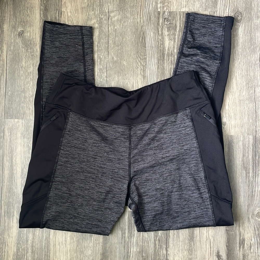 Leggings with zippered pockets